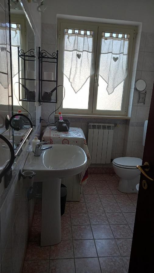 شقة A Santy'S House 1Piano-No Lift-Shuttle A Pagamento-Raggiungibile A Piedi Aeroporto-Fermata Bus Fiera Di Roma A 3 Minuti-Air Condiz Ed Extra Bed For A Fee A Pagamento فيوميتشينو المظهر الخارجي الصورة