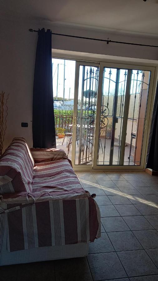 شقة A Santy'S House 1Piano-No Lift-Shuttle A Pagamento-Raggiungibile A Piedi Aeroporto-Fermata Bus Fiera Di Roma A 3 Minuti-Air Condiz Ed Extra Bed For A Fee A Pagamento فيوميتشينو المظهر الخارجي الصورة
