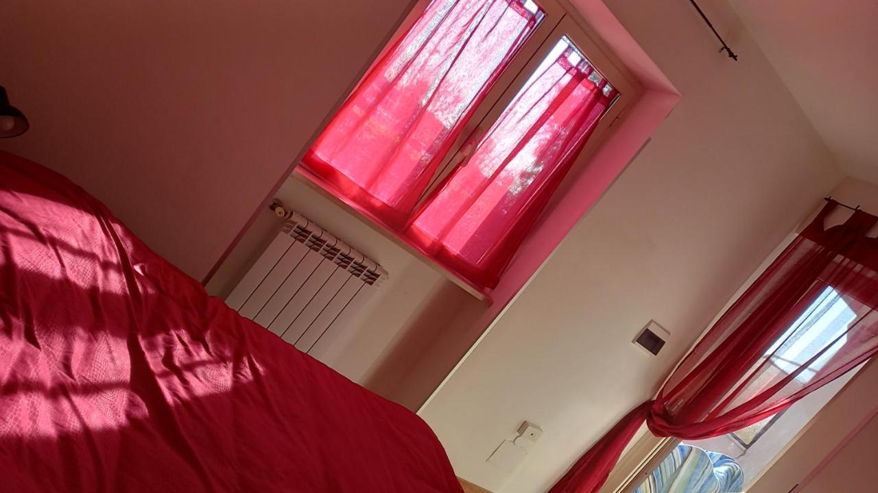 شقة A Santy'S House 1Piano-No Lift-Shuttle A Pagamento-Raggiungibile A Piedi Aeroporto-Fermata Bus Fiera Di Roma A 3 Minuti-Air Condiz Ed Extra Bed For A Fee A Pagamento فيوميتشينو المظهر الخارجي الصورة