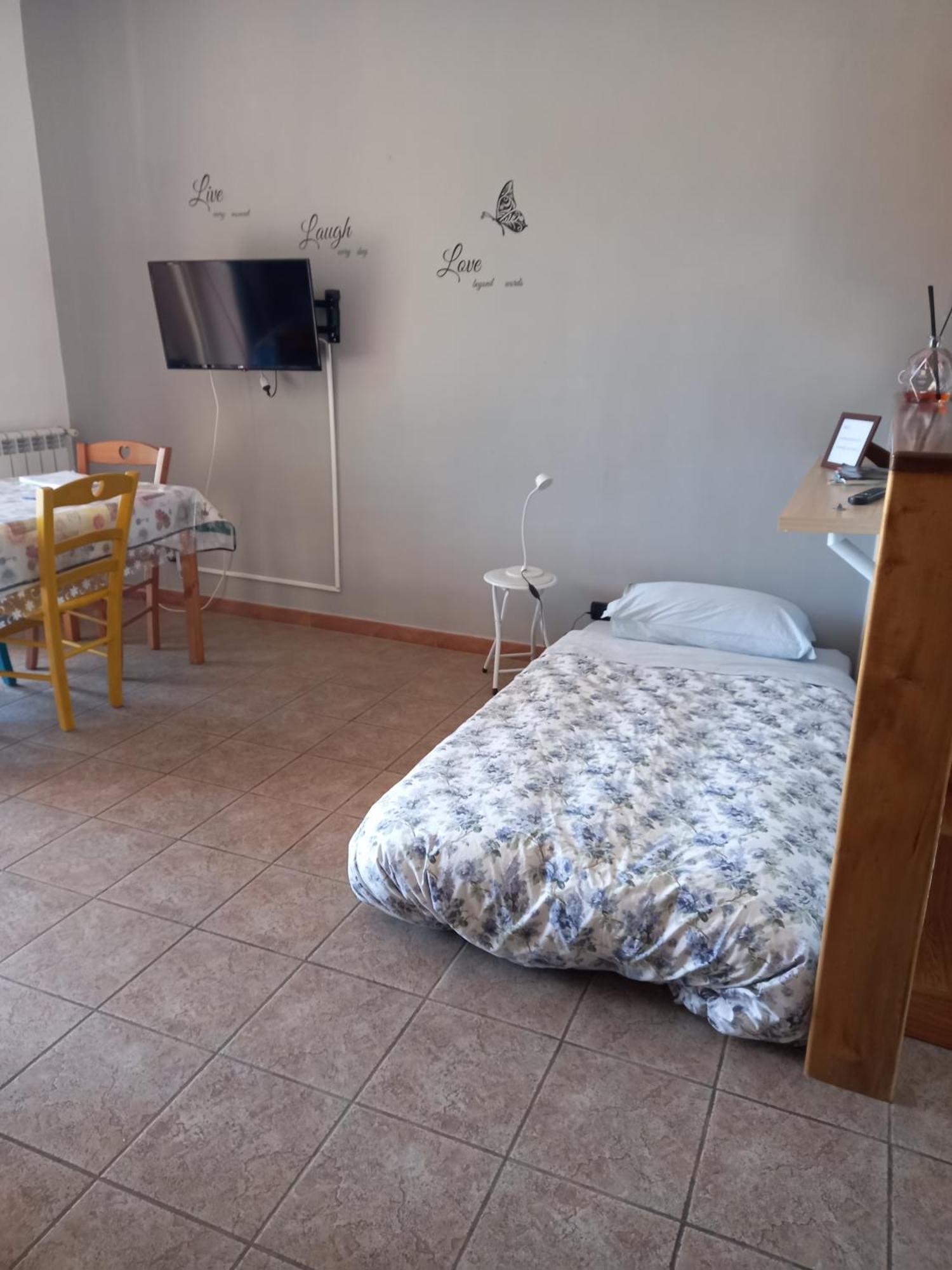 شقة A Santy'S House 1Piano-No Lift-Shuttle A Pagamento-Raggiungibile A Piedi Aeroporto-Fermata Bus Fiera Di Roma A 3 Minuti-Air Condiz Ed Extra Bed For A Fee A Pagamento فيوميتشينو المظهر الخارجي الصورة